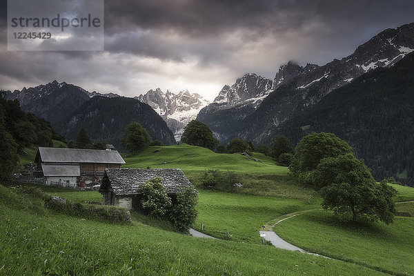 Wolken in der Morgendämmerung  Soglio  Bergell  Region Maloja  Kanton Graubünden (Graisons)  Schweiz  Europa