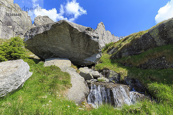 Balancierender Felsen und Wildbach im Torrone-Tal  Valmasino  Valtellina  Lombardei  Italien  Europa