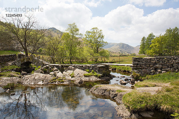 Slater's Bridge  eine Packpferdbrücke aus dem 17. Jahrhundert  Little Langdale  Lake District  UNESCO-Weltkulturerbe  Cumbria  England  Vereinigtes Königreich  Europa