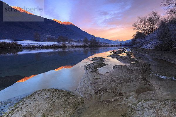 Die Farben des Sonnenuntergangs spiegeln sich im Fluss Adda  Valtellina  Lombardei  Italien  Europa