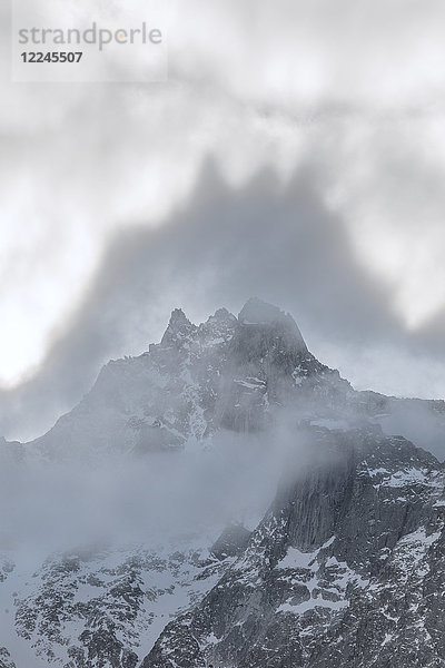 Formen über den Gipfeln im Nebel  Cime Del Largo  Bergell  Kanton Graubünden (Graisons)  Schweiz  Europa