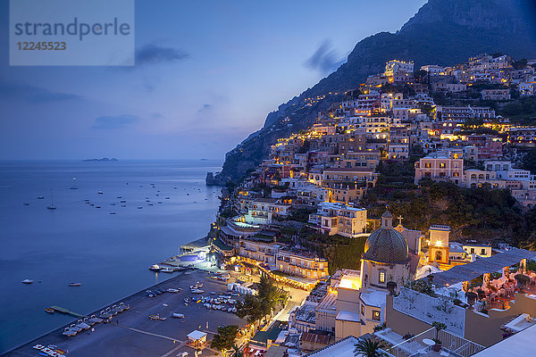 Positano und Strand in der Abenddämmerung  Amalfiküste (Costiera Amalfitana)  UNESCO-Weltkulturerbe  Kampanien  Italien  Mittelmeer  Europa