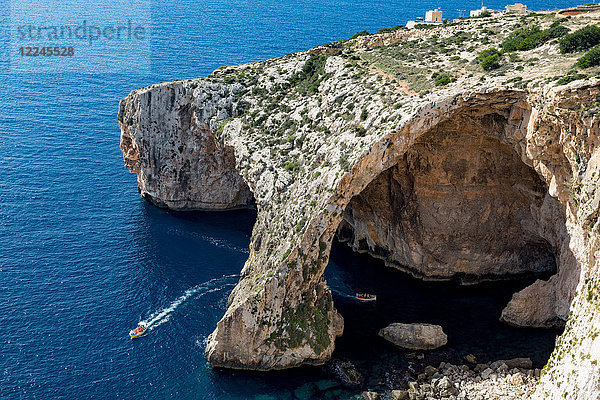 Boote mit Touristen  die den dramatischen natürlichen Bogen an der Blauen Grotte besuchen  Malta  Mittelmeer  Europa