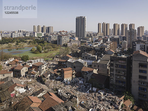 Hohe Gebäude erheben sich hinter abgerissenen alten Wohnhäusern  Jingzhou  Hubei  China  Asien