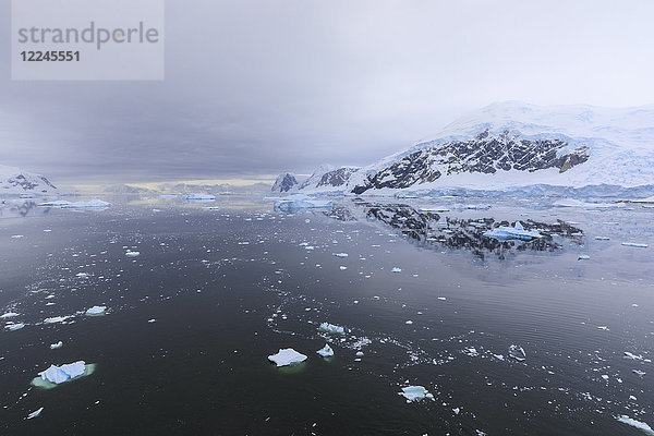 Atmosphärischer Eisberg  Berg- und Gletscherreflexionen  Neko Harbour  Andvord Bay  Graham Land  Antarktische Halbinsel  Antarktis  Polarregionen