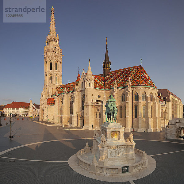 Reiterstandbild von König Stephan I.  Matthiaskirche  Fischerbastei  Budapest  Ungarn  Europa