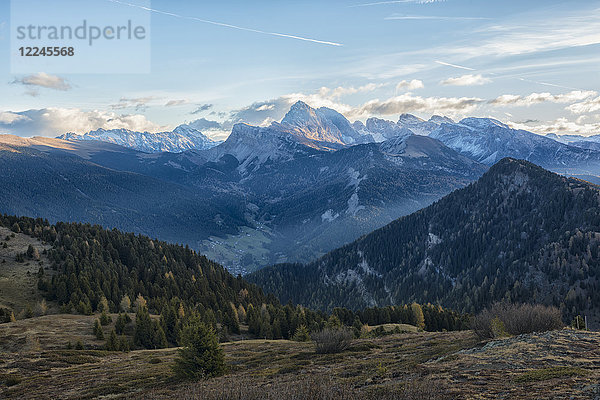 Geislergruppe  Seceda und Sass Rigais bei Sonnenaufgang  Trentino  Italien  Europa