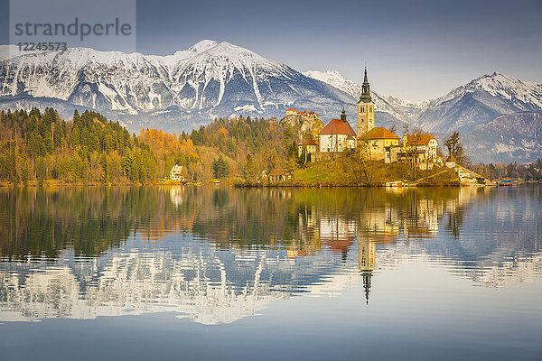 Der Bleder See und die Kirche Santa Maria (Mariä Himmelfahrt) sowie das Schloss Bled und die Julischen Alpen im Hintergrund  Gorenjska  Slowenien  Europa