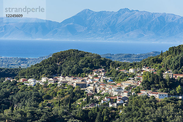 Kleines Bergdorf im Landesinneren  Korfu  Ionische Inseln  Griechische Inseln  Griechenland  Europa