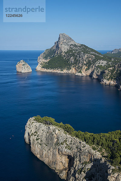 Schöner Blick über die Klippen von Cap Formentor  Mallorca  Balearen  Spanien  Mittelmeer  Europa