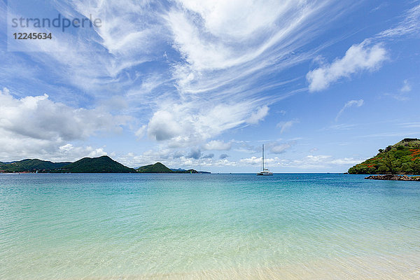 Das wunderschöne klare Wasser in der Rodney Bay  St. Lucia  Inseln über dem Winde  Westindien  Karibik  Mittelamerika