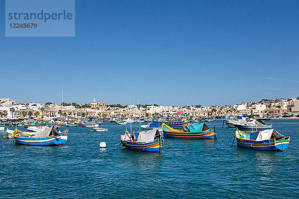 Traditionelle  bunt bemalte Fischerboote im Hafen von Marsaxlokk  Malta  Mittelmeer  Europa