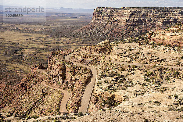 Mokee Dugway  unbefestigte Serpentinenstraße bei Cedar Mesa  Mexican Hat  Süd-Utah  Vereinigte Staaten von Amerika  Nordamerika