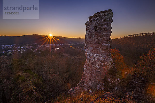 Sonnenuntergang über dem Chateau de Ramstein  einer Burgruine in der Gemeinde Baerenthal  in der Region Moselle  Frankreich  Europa