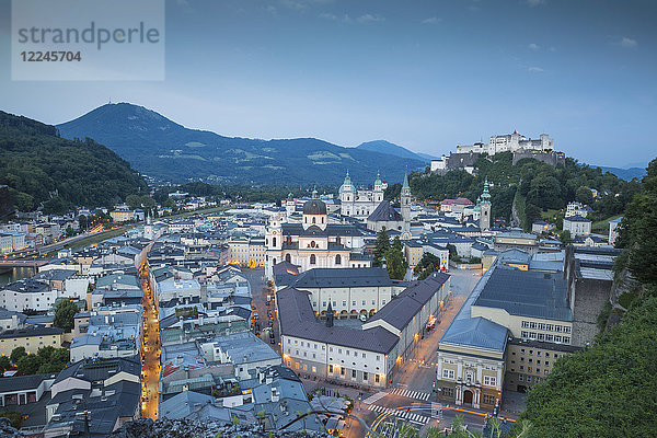 Blick auf die Burg Hohensalzburg über der Altstadt  UNESCO-Welterbe  Salzburg  Österreich  Europa