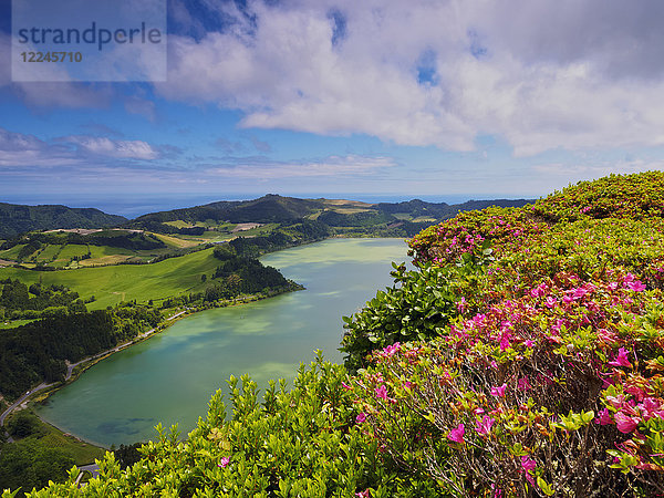 Lagoa das Furnas  Blick von oben  Insel Sao Miguel  Azoren  Portugal  Atlantik  Europa