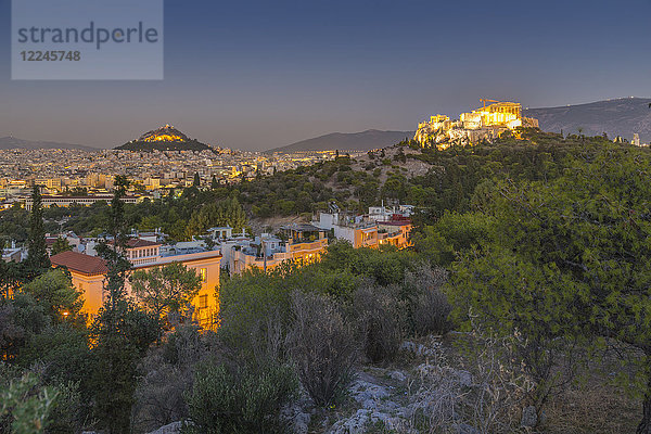 Blick auf die Akropolis und den Likavitos-Hügel in der Abenddämmerung vom Filopappou-Hügel  Athen  Griechenland  Europa