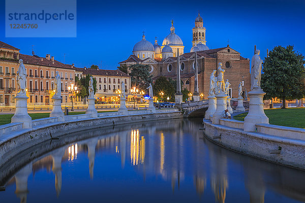 Blick auf Statuen in Prato della Valle in der Abenddämmerung und die Basilika Santa Giustina im Hintergrund  Padua  Venetien  Italien  Europa