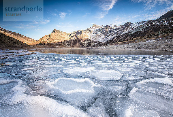 Gefrorener See Montespluga in der Morgendämmerung  Chiavenna-Tal  Provinz Sondrio  Valtellina  Lombardei  Italien  Europa