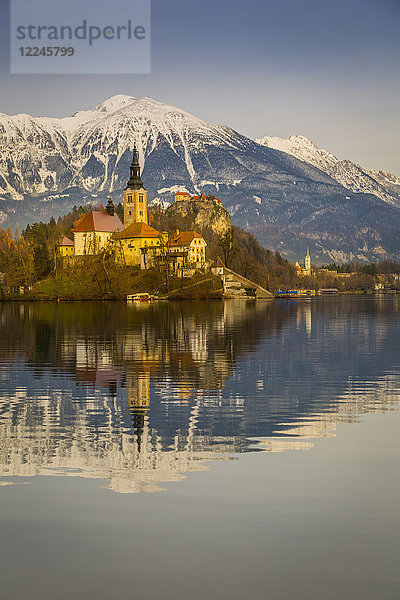 Der Bleder See und die Kirche Santa Maria (Mariä Himmelfahrt) sowie das Schloss Bled und die Julischen Alpen im Hintergrund  Gorenjska  Slowenien  Europa