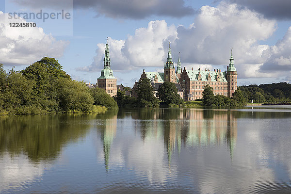 Schloss Frederiksborg Slot  erbaut im 17. Jahrhundert für König Christian 4. am Schlosssee  Hillerod  Seeland  Dänemark  Skandinavien  Europa