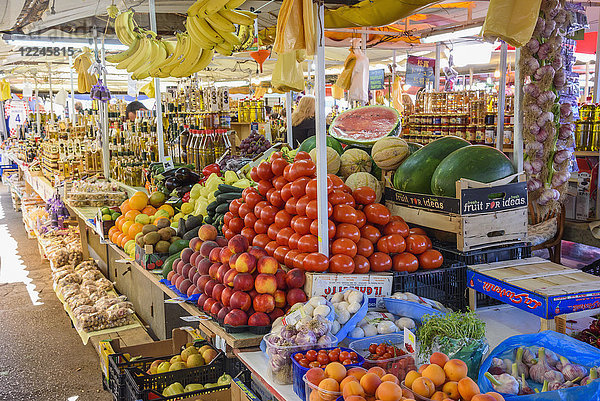 Obst und Gemüse  Markt  Altstadt von Trogir  Kroatien  Europa
