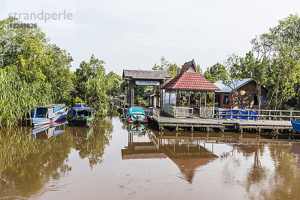 Kleines Dorf am Sekonyer-Fluss  Tanjung Puting-Nationalpark  Kalimantan  Borneo  Indonesien  Südostasien  Asien