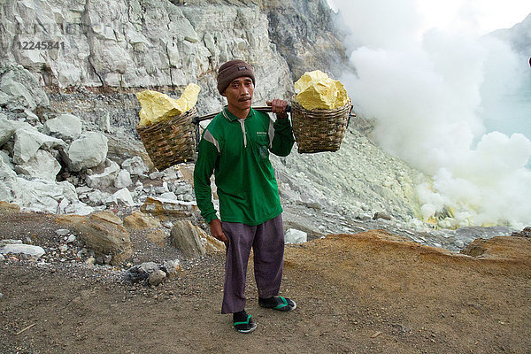 Schwefelbergmann des Vulkans Ijen  Ost-Java  Indonesien  Südostasien  Asien