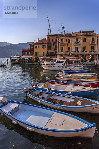 Blick auf Boote im Hafen von Malcesine am See  Malcesine  Gardasee  Veneto  Italienische Seen  Italien  Europa