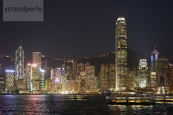 Die Skyline von Hongkong bei Nacht zeigt das Finanzzentrum auf Hongkong Island mit dem Bank of China Tower und dem Two International Finance Centre (2IFC)  Hongkong  China  Asien