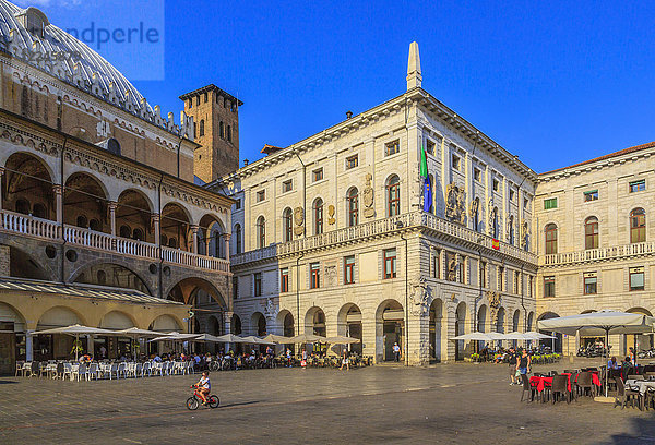 Blick auf den Turm von Anziani und den Palazzo Ragione links auf der Piazza delle Erbe  Padua  Venetien  Italien  Europa