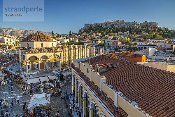 Erhöhte Ansicht des Monastiraki-Platzes mit der Akropolis im Hintergrund am späten Nachmittag  Bezirk Monastiraki  Athen  Griechenland  Europa