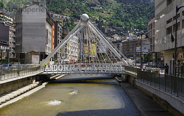 Andorra-Schild auf einer Brücke über den Fluss Gran Valira  Andorra la Vella  Hauptstadt des Fürstentums Andorra  Europa