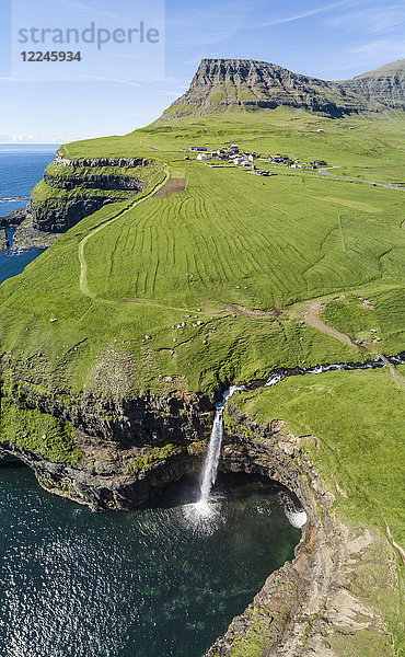 Panorama der Klippen und des Wasserfalls Mulafossur  Gasadalur  Insel Vagar  Färöer Inseln  Dänemark  Europa