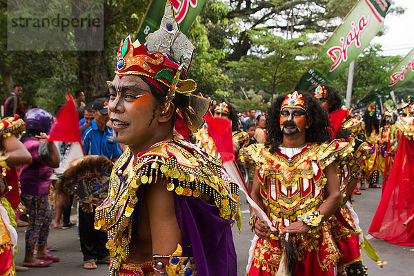 Indonesische Männer nehmen an einem Karneval anlässlich des 101-jährigen Bestehens von Malang teil  Malang  Ost-Java  Indonesien  Südostasien  Asien