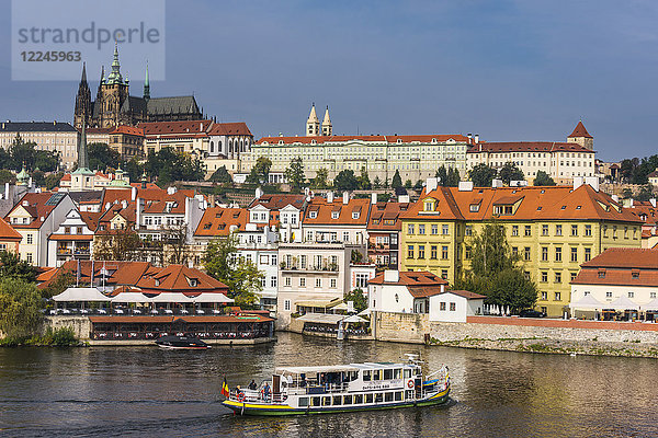 Blick auf die Prager Burg und die Moldau  Prag  Tschechische Republik  Europa