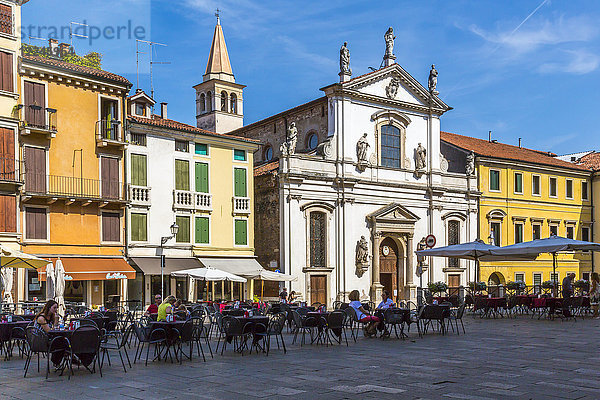 Blick auf Cafés und Architektur rund um die Piazza dei Signori  Vicenza  Venetien  Italien  Europa