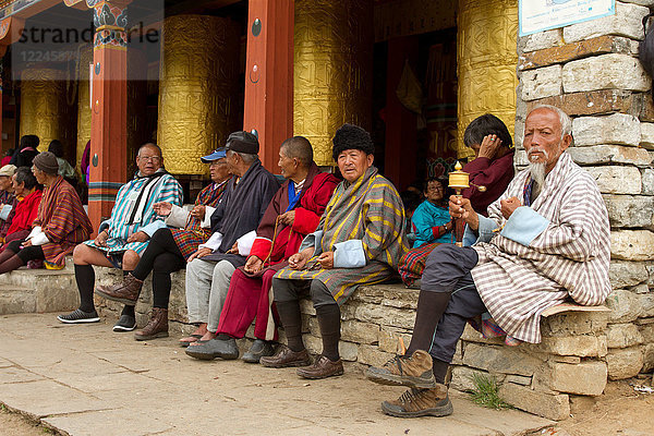 Die Memorial Stupa und buddhistische Gläubige  Thimphu  Bhutan  Asien