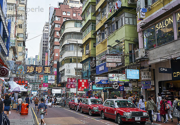 Eine belebte Straße in Mong Kok (Mongkok)  Kowloon  Hongkong  China  Asien