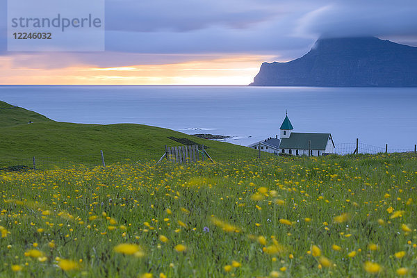 Kirche am Meeresufer in Richtung der Insel Kalsoy  Gjogv  Insel Eysturoy  Färöer Inseln  Dänemark  Europa