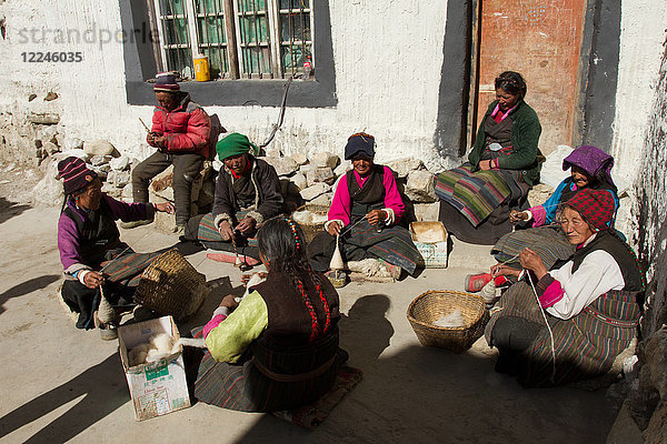 Ein Dorf an der Grenze zwischen Tibet und Nepal  Südtibet  China  Asien