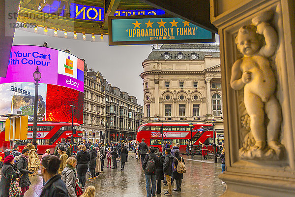 Rote Busse  die vom Criterion Theatre durch den Piccadilly Circus fahren  London  England  Vereinigtes Königreich  Europa