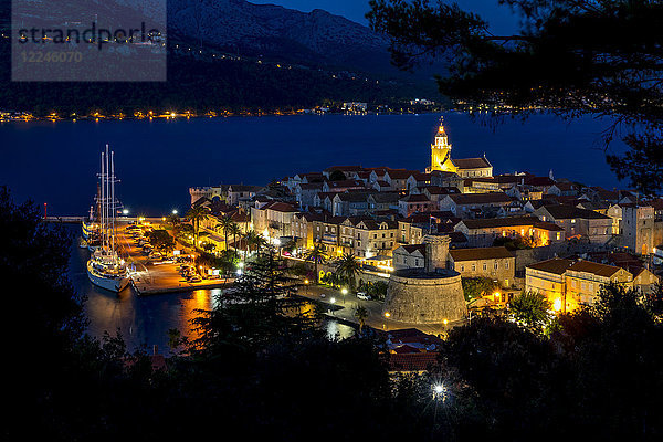 Blick von einem Aussichtspunkt über die Stadt Korcula in der Abenddämmerung  Korcula  Kroatien  Europa