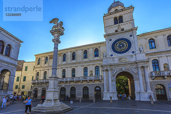Uhrenturm des Büros für Demografie und Anagrafen (Palazzo del Capitano) auf der Piazza dei Signori  Padua  Venetien  Italien  Europa