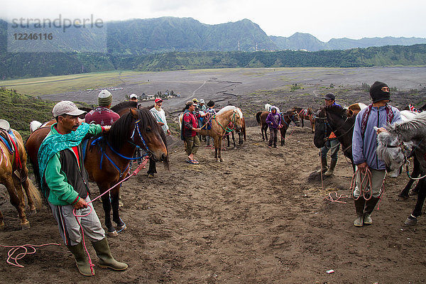 Reiter auf dem Vulkan Mount Bromo  Ost-Java  Indonesien  Südostasien  Asien