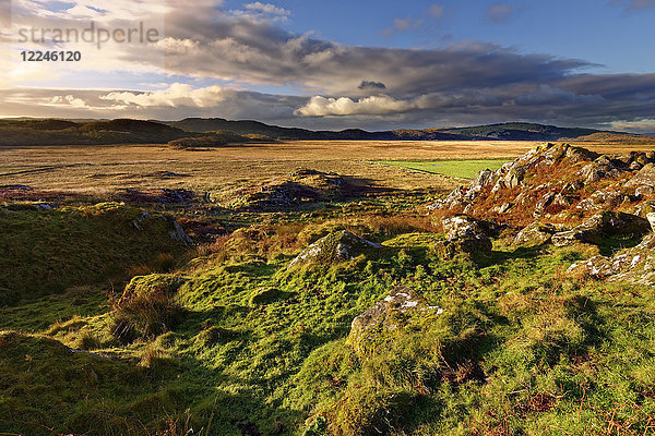Ein Winterblick über das Moine Mhor Nature Reserve von Dunadd Fort in den schottischen Highlands  Argyll  Schottland  Vereinigtes Königreich  Europa