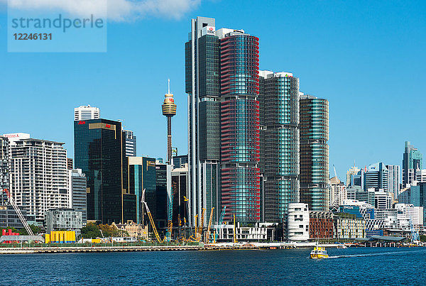 Die Türme des Barangaroo South Resorts ragen aus der Skyline von Sydney heraus  gesehen vom Darling Harbour  Sydney  New South Wales  Australien  Pazifik
