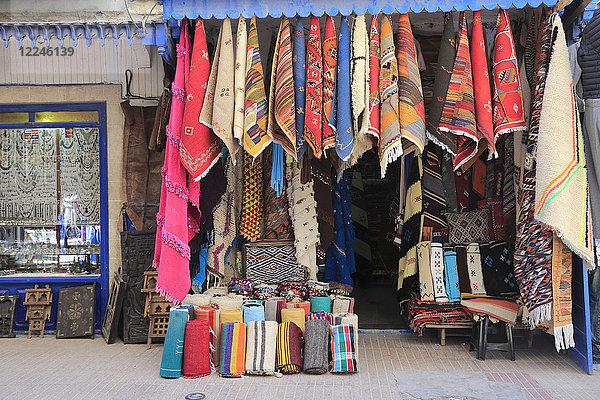 Teppiche und Textilien im Souk  Medina  UNESCO-Weltkulturerbe  Essaouira  Marokko  Nordafrika  Afrika