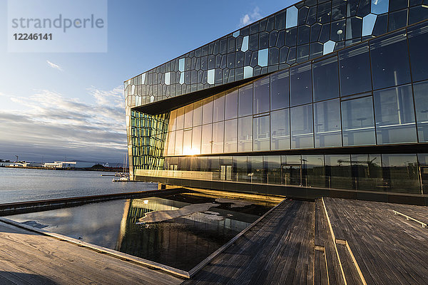 Außenansicht der Harpa  einer Konzerthalle und eines Konferenzzentrums in Reykjavik  Island  Polarregionen