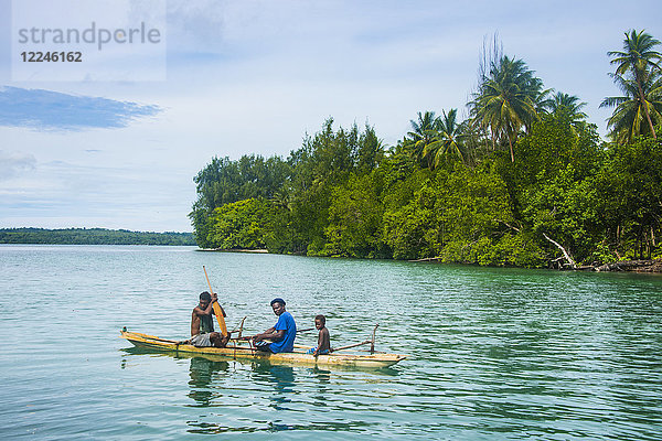 Einheimische in einem Einbaum  Kavieng  Neuirland  Papua-Neuguinea  Pazifik